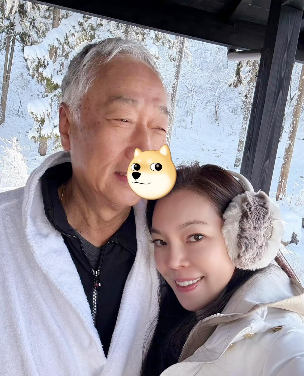 曾馨莹晒年终全家福，75岁郭台铭满头白发、满脸皱纹，活脱脱“慈祥老爷爷”；51岁