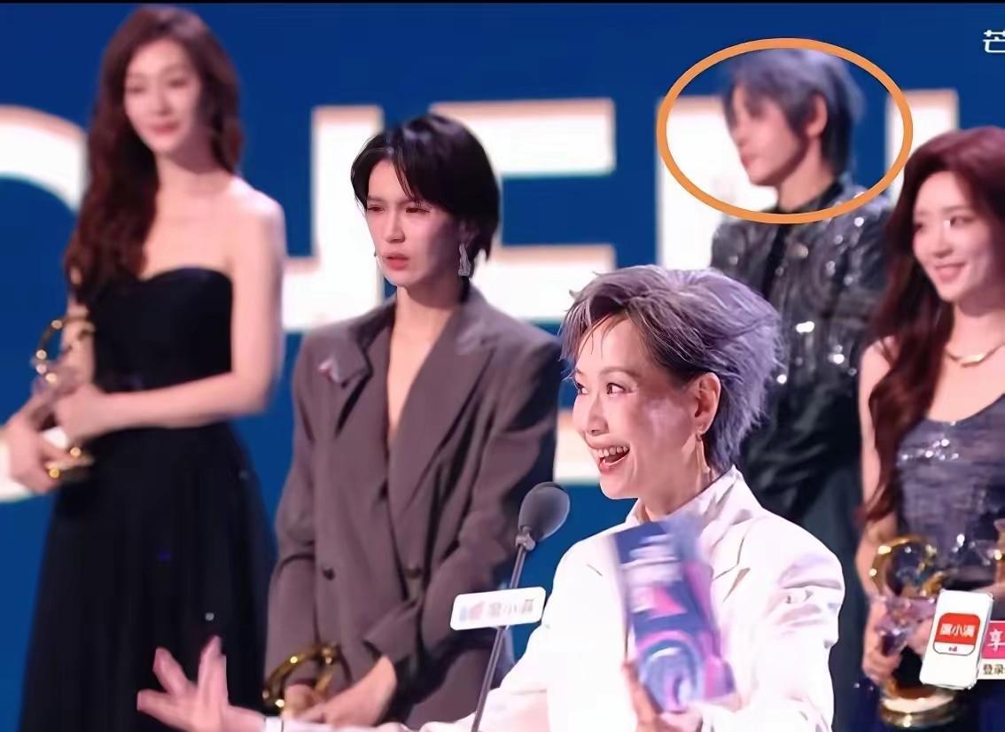 王濛真是演都不演了。别人在那里拿奖，哭的稀里哗啦的，王濛不仅一副不耐烦的表情，甚