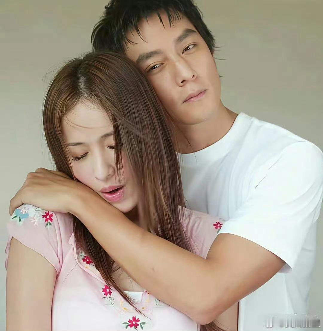 这个时候的萧亚轩还没割双眼皮，这个眼妆是造型师用了三个小时化出来的。