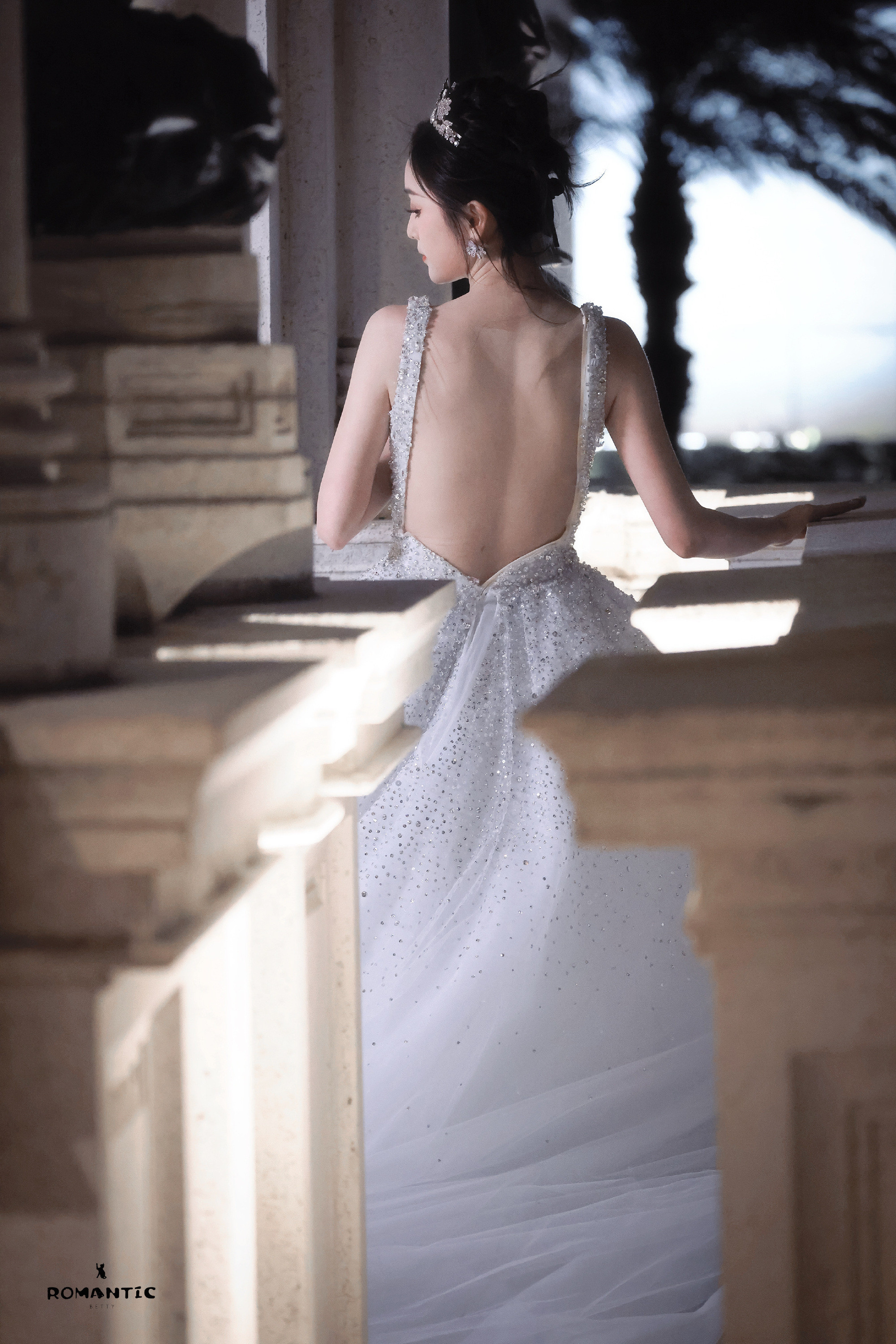 吴宣仪王冠少女：一袭露背银色礼裙，柔美吸睛。吴宣仪