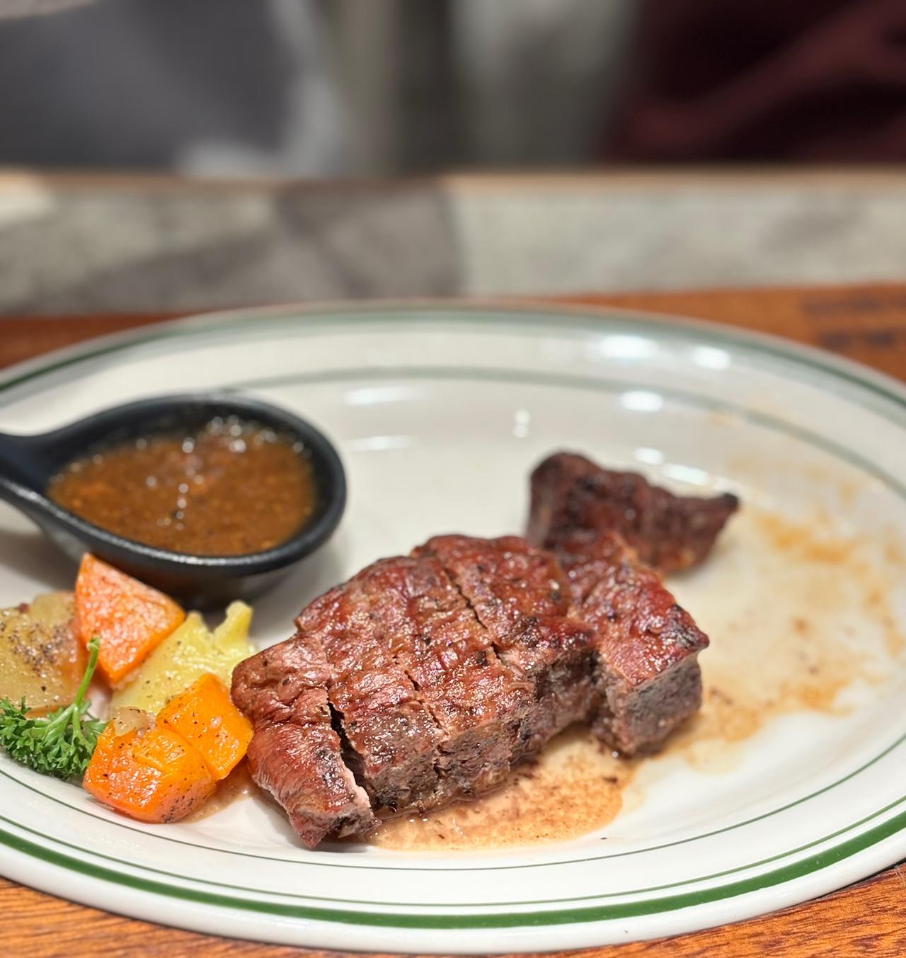 有个哥们，说自己想开个小吃快餐店，预算是40万，他已经算好了，问我看看法，我说挺