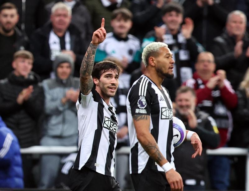 卡塞米罗即将离开曼联，管理层目前看中了两个替代者。安德森身价6000万，托纳利8