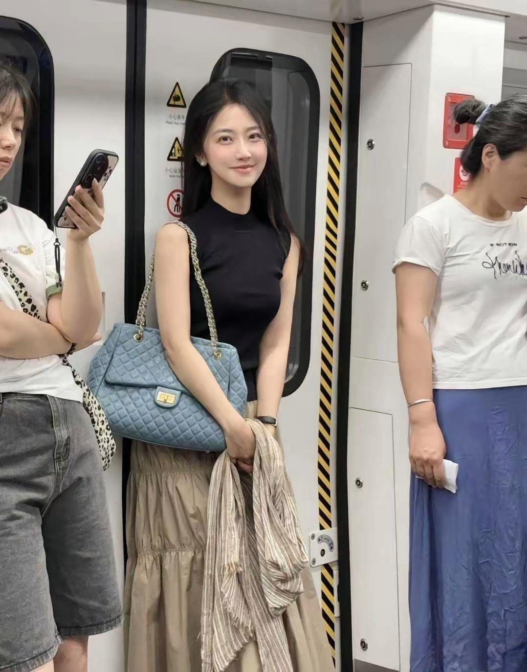 她是不是对我有意思一直看着我
