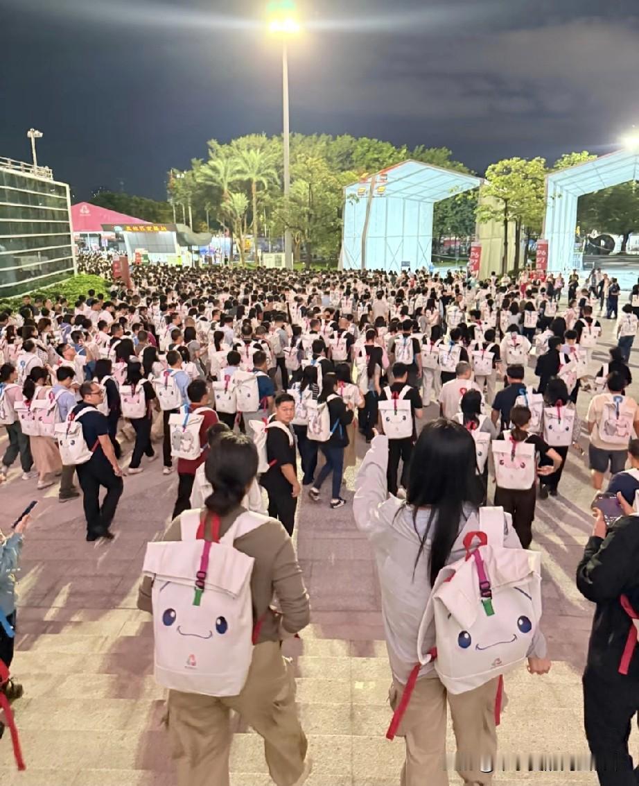 全运会散场人手一只“鸡”!谁懂啊家人们！今晚广东奥体中心散场的阵仗，直接给