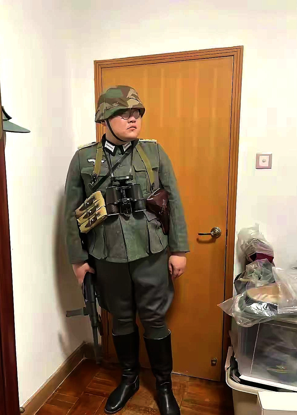 军迷发烧友秀军服，穿在他身上，真是可惜了这一身行头。