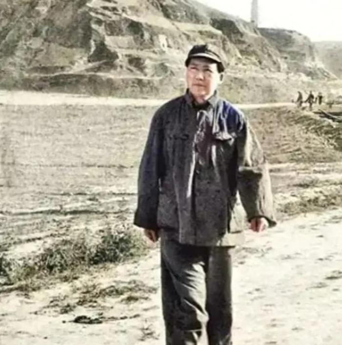 不要再说自己难了，谁能有毛主席难？毛主席回忆延安时期时曾这样说：“我们几乎弄到没