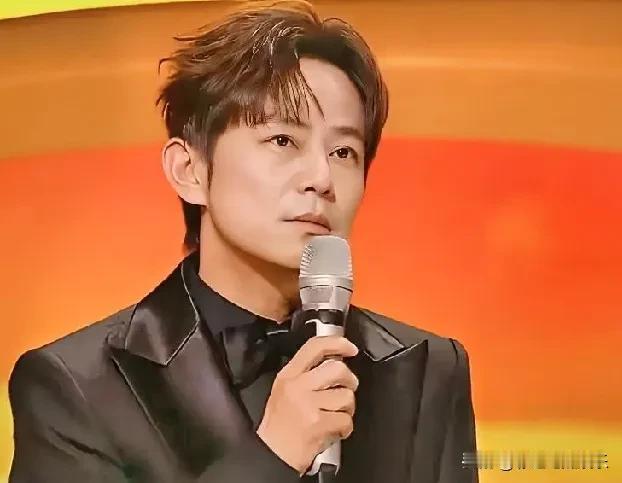 钱再多有什么用？何炅小年夜主持声音沙哑，是因为排练时他嘶吼了一个晚上，声音都叫哑