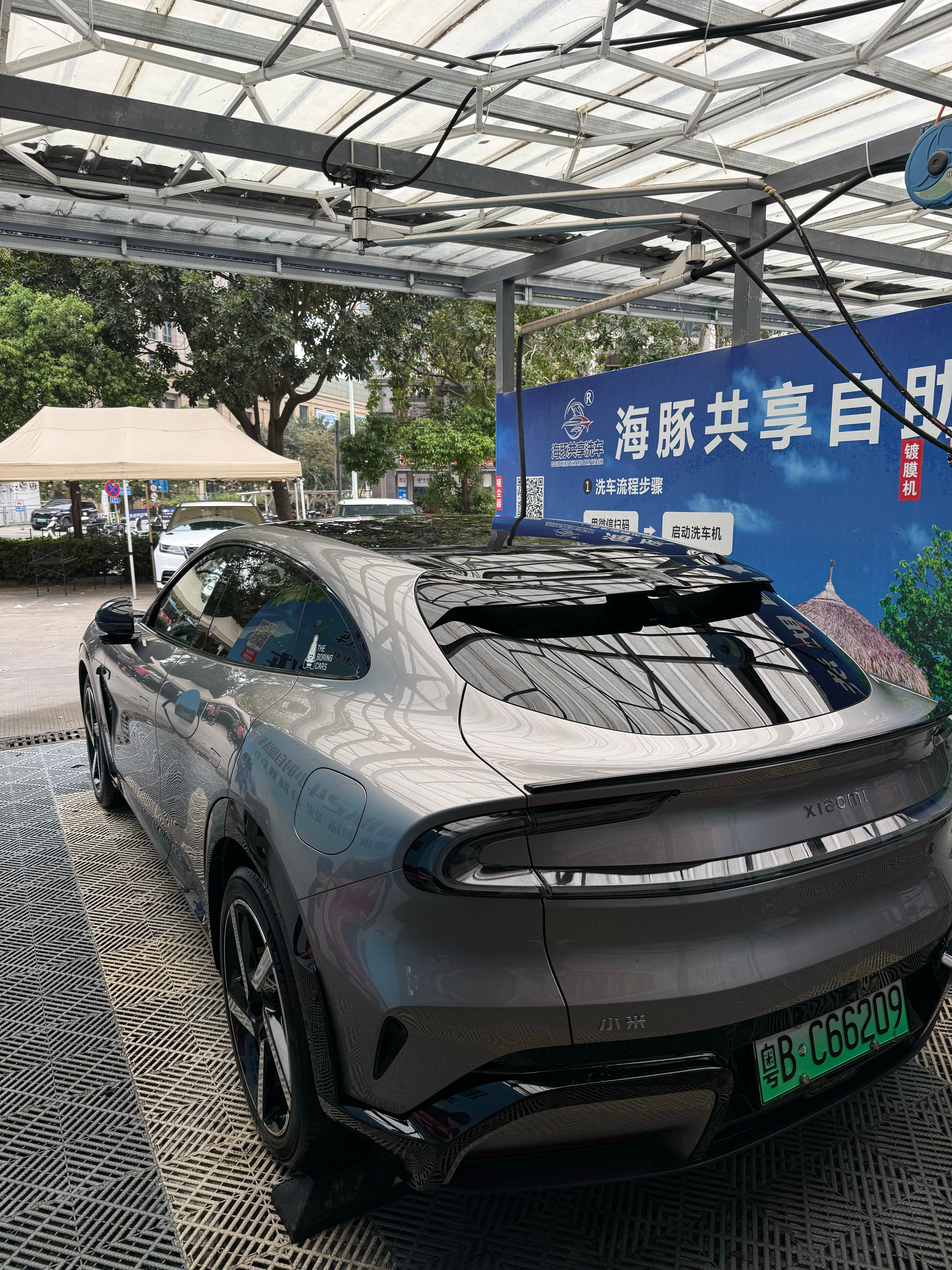 刚刚在洗车，对面的路虎大哥看到我开的小米yu7﻿就过来跟我聊，他说他儿子也要买