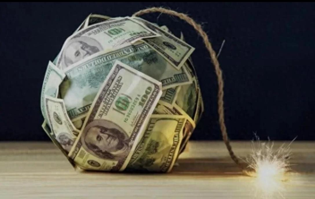 一个时代正在落幕！中国正以雷霆万钧之势做空美国国运，大规模抛售美国国债，这景象实