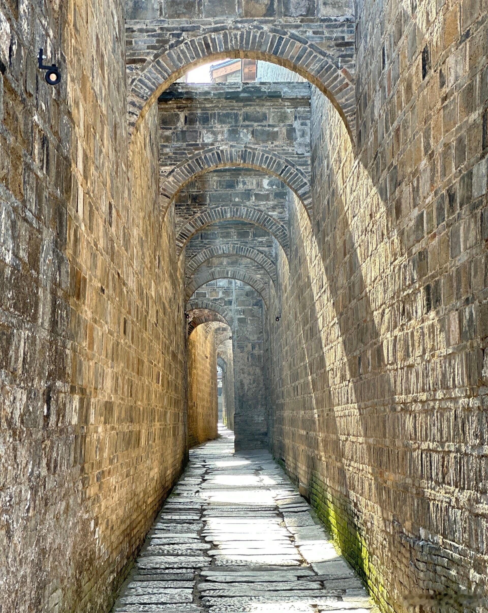 石重贵太心急了，自己那么年轻，应该静下心来学习一下唐朝立国时的策略——李渊李世民