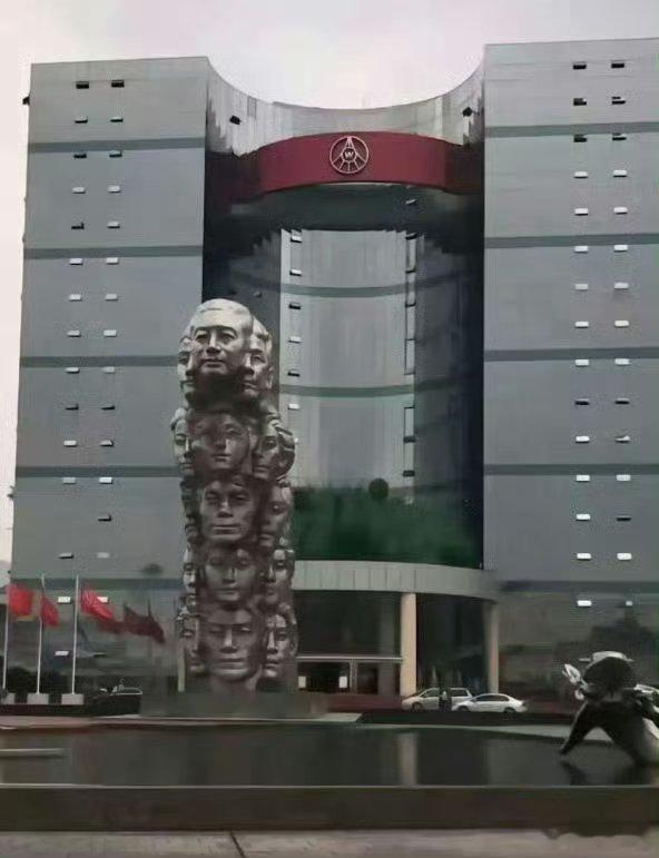 是啊，弄这个雕像怪吓人的