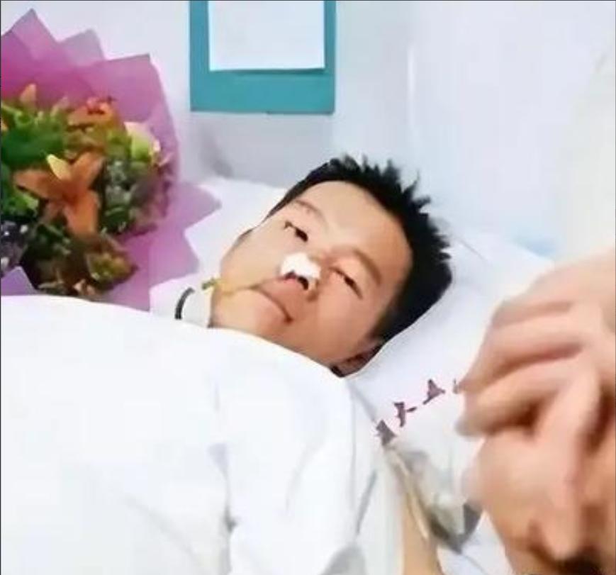 2003年的珠海，23岁保安冒死救下正在被三名歹徒欺负的女教师，谁料，两年后，他