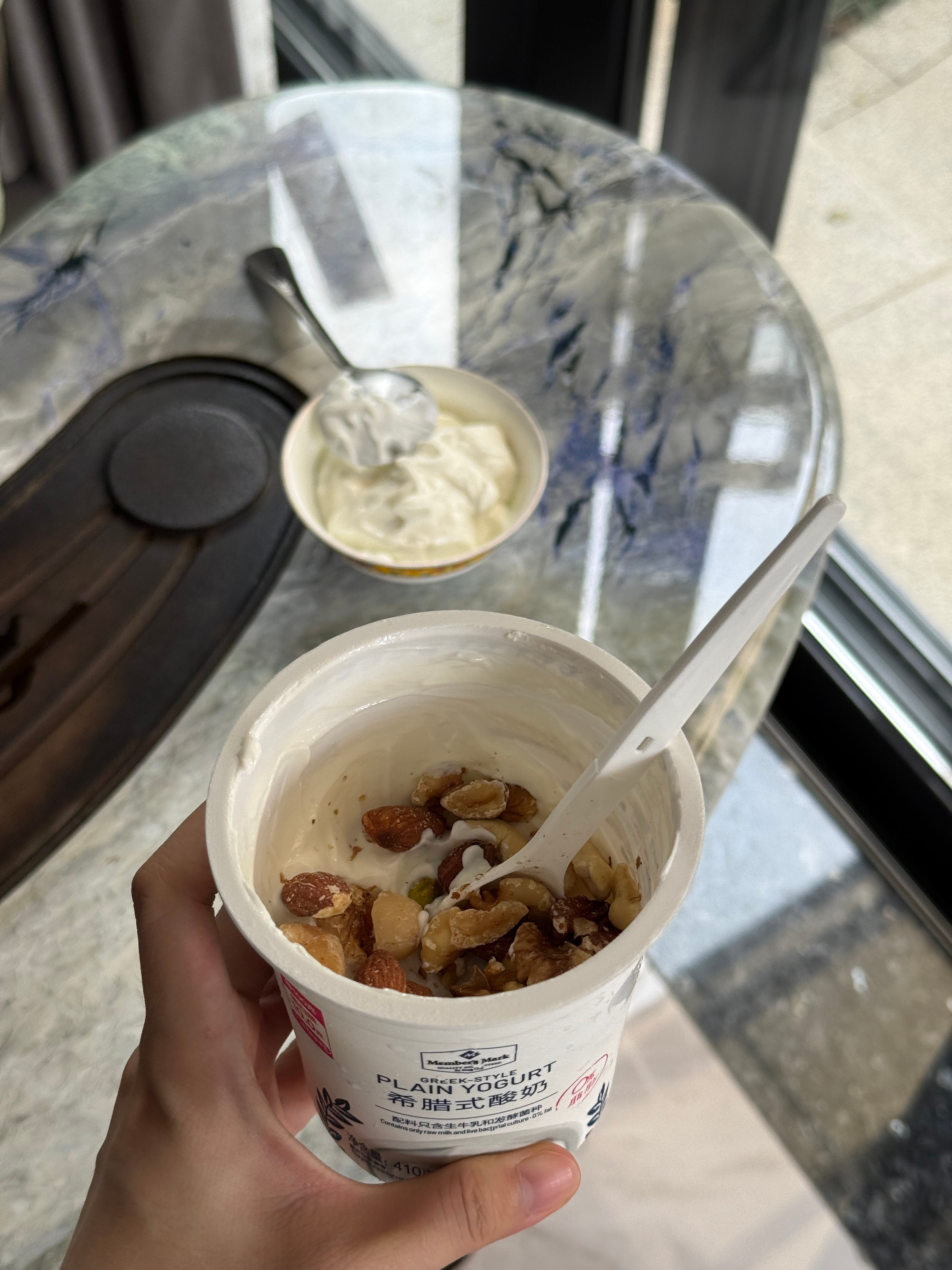 山姆酸奶还可以呀🤤但我妈妈说有点膻味哈哈哈又不是羊奶怎么会膻🥲这周末超级忙由我妈妈领队探亲戚[捂