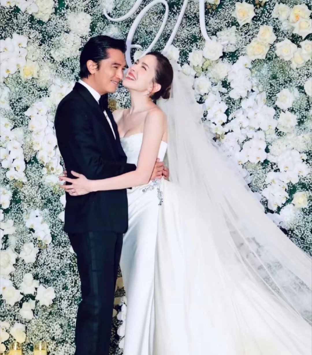 肢体语言骗不了人，许玮甯爱惨了邱泽，这绝对是嫁给爱情的样子，真为他们开心，爱情终