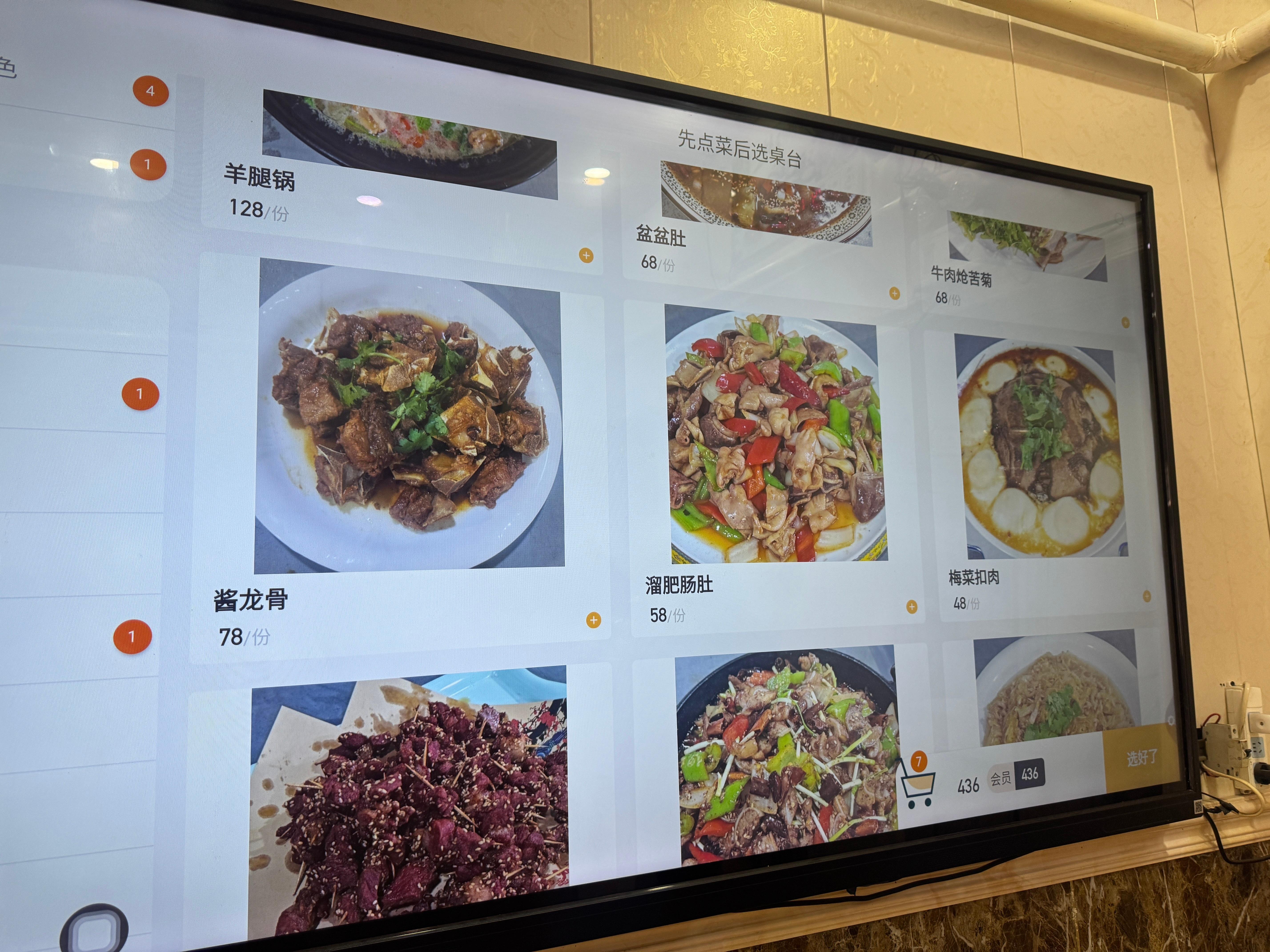 今天来到一个大兴安岭腹地小镇——博克图从来没见过这么大菜量每道菜都脸盆那么大…本