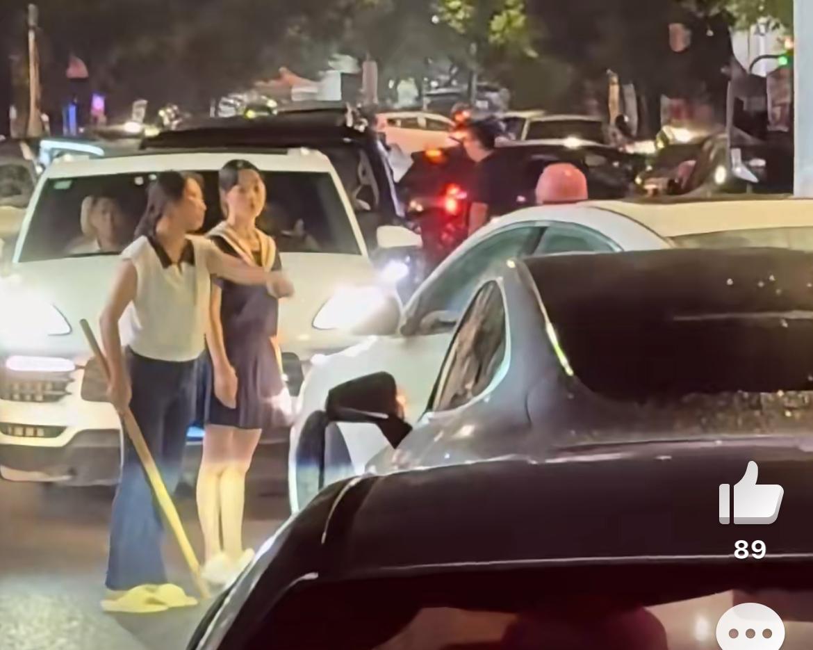 广东肇庆街头上演女儿带老妈抓小三的精彩戏码。事发10月5日晚上，话说老爸带小三回