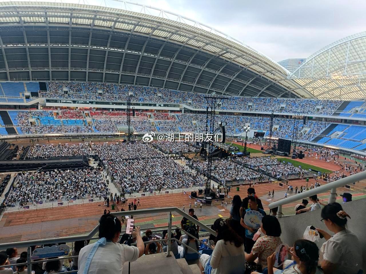 网友发来的。周深2026巡回演唱会沈阳站开演前一小时的沈阳奥体中心现场上座率。大