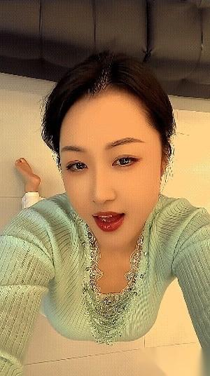 “噗通”一声，她就那么直挺挺地跪在了办公室门口。走廊里来来往往的人，脚步声都像