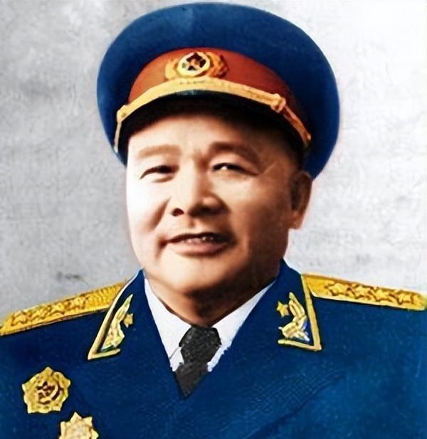 1937年，344旅很排外，只认旅长徐海东，两大元帅都镇不住。毛主席闻此，怒气说