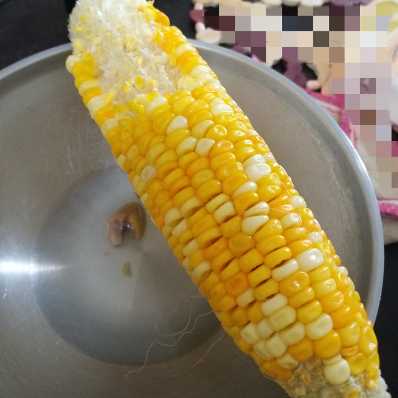 是谁说现在比之前吃的更好了？我不同意！昨天超市买的玉米五元3条，煮了根本吃不