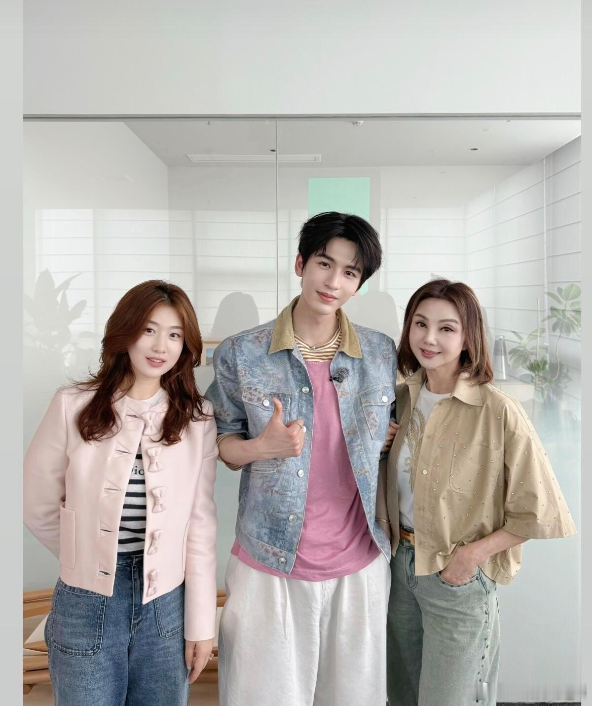 张凌赫与名媛合影好像是演员前辈吧