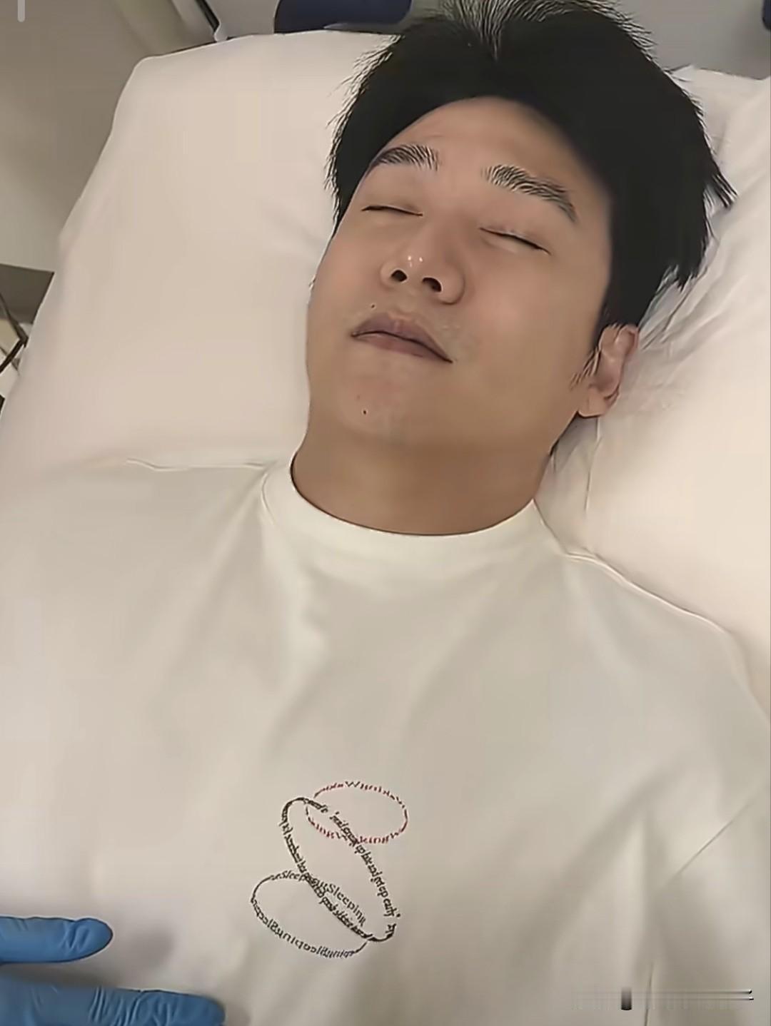 陆毅看到了网友们说他嘴唇发紫的问题，他主打一个听劝，直接和鲍蕾就去医院检查他的心