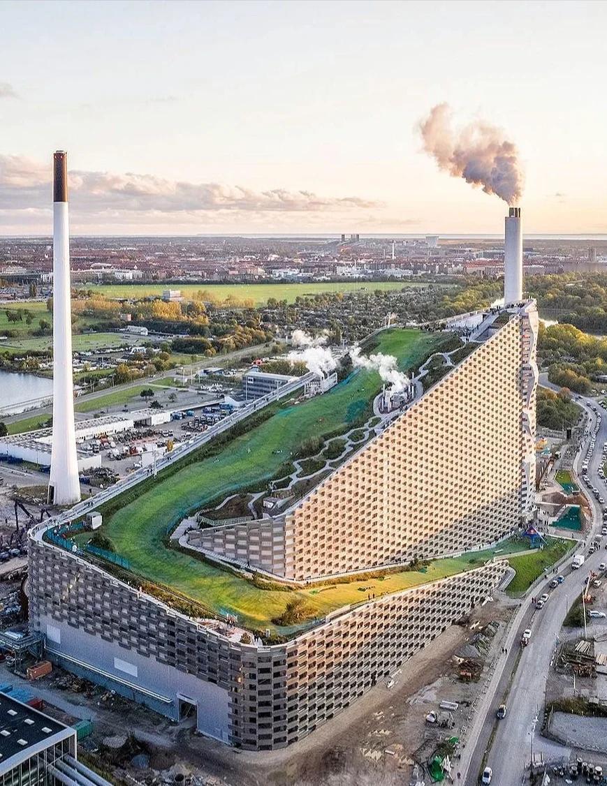 佛山小区里，曾经崭新的四色垃圾桶，又变回了混合投放的旧模样。当初扔垃圾要分干湿