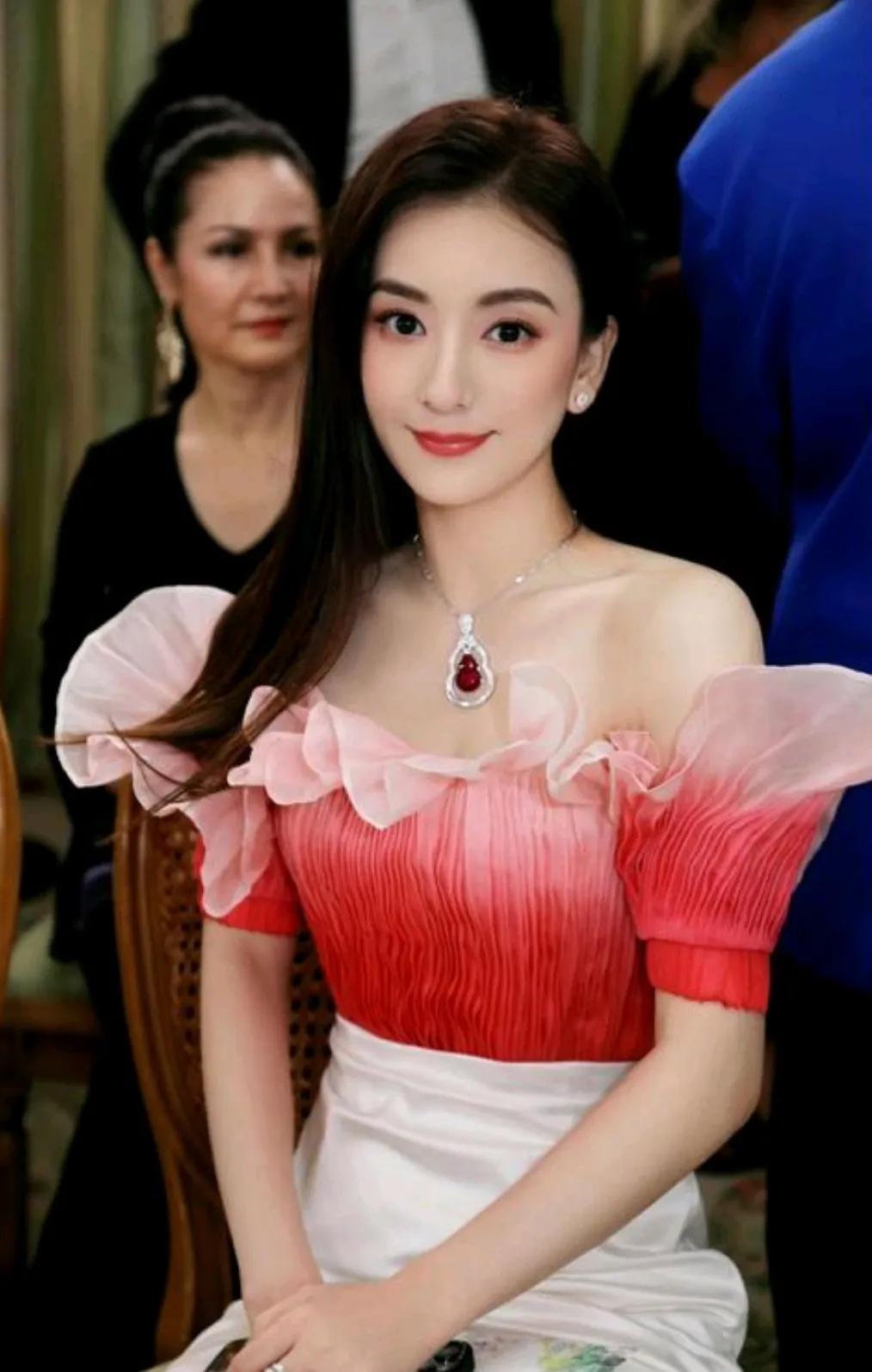现在很多人说方媛在婚姻里很乖巧听话，又会传宗接代，再耀眼的女星，郭富城也握不住；