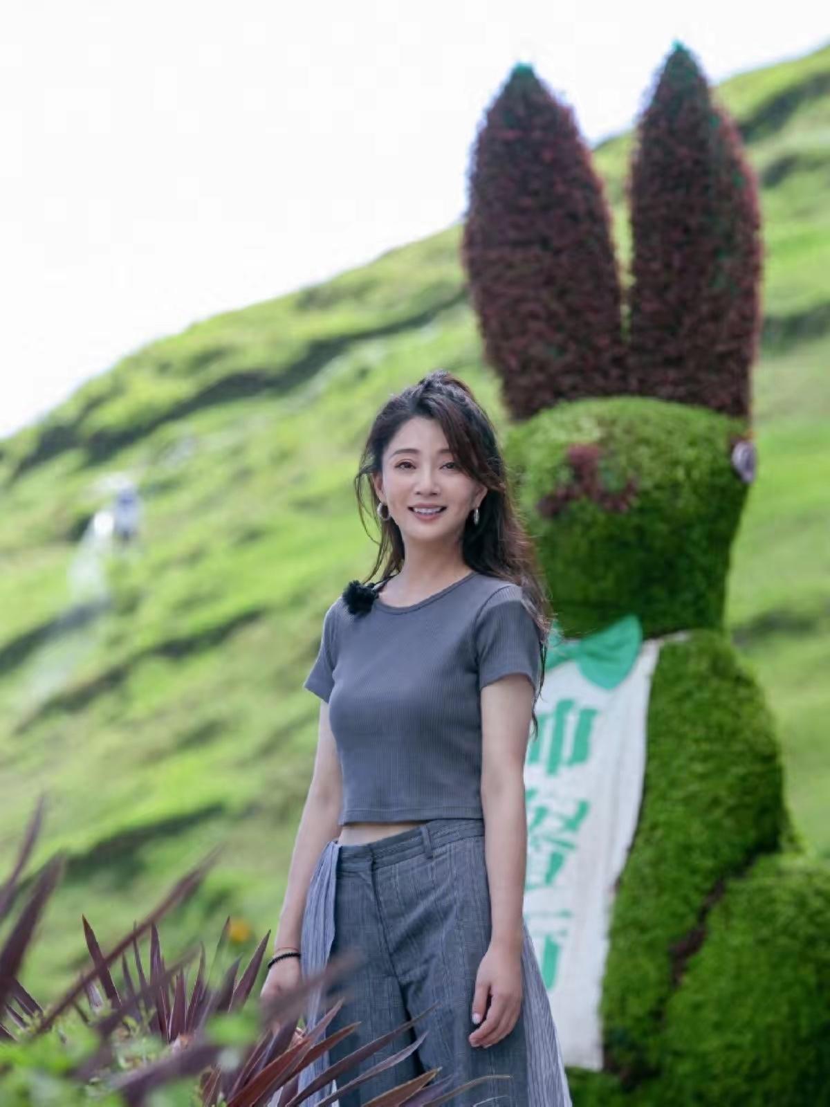 四十多岁的女人穿衣服，真的不用强行赶潮流，就像46岁的殷桃，一身灰色T恤+阔腿裤