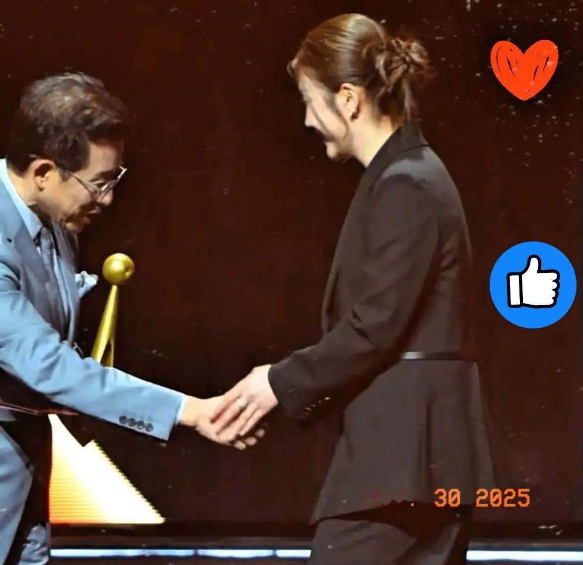 奥运冠军不愧是奥运冠军[赞][赞][赞]最近陈梦在盛典上和颁奖嘉宾握手的画面