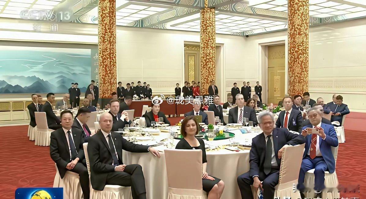还是中国国宴坐得宽松舒服看看前段时间美国白宫记者晚宴，都拥挤成啥样了？