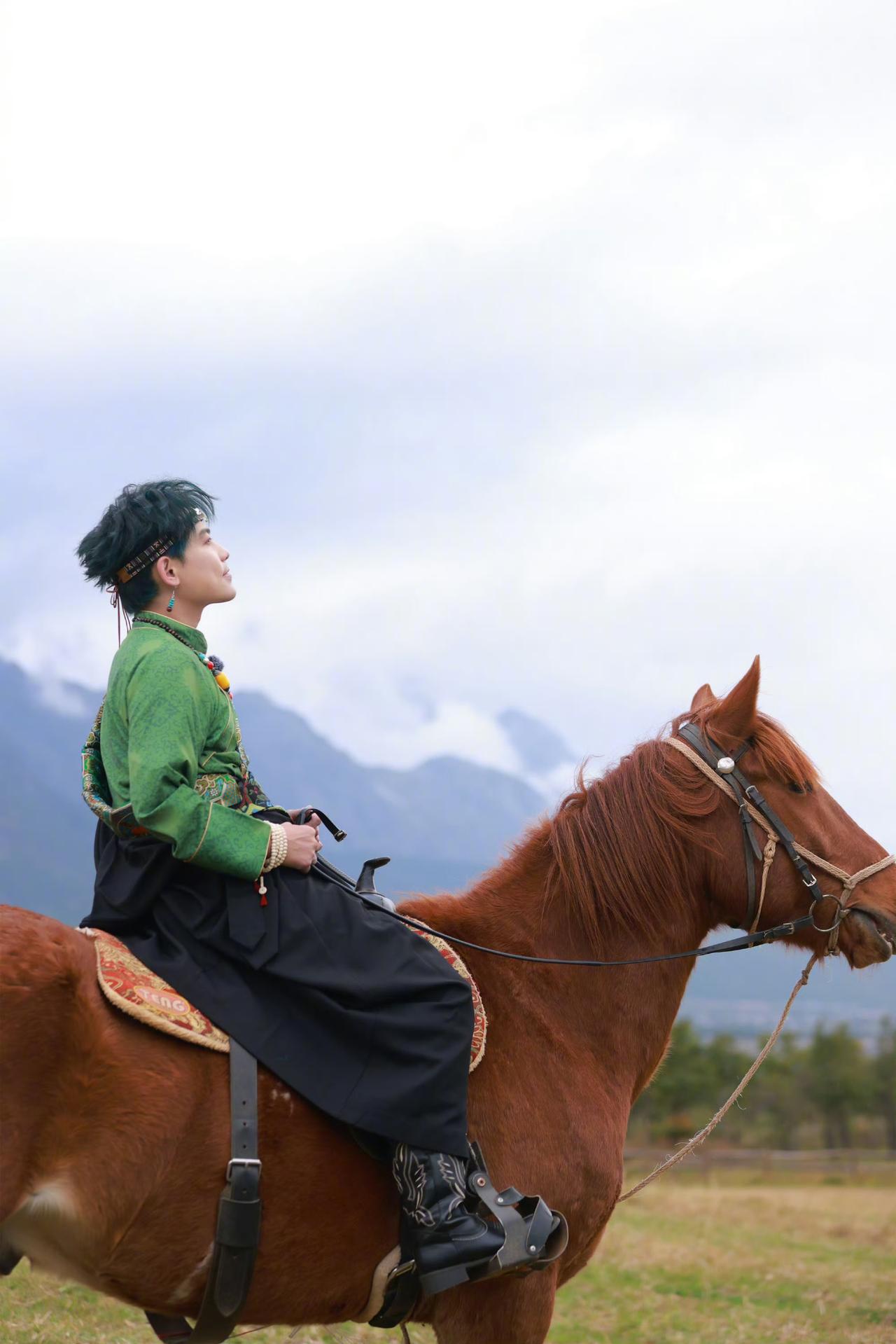 快乐老友记兄弟们骑马旅拍，还真是一人一个画风！牧场大哥王铮亮，一出场就是一个成