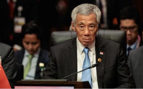 现在的新加坡，怕是真的坐不住了！为什么？因为中国人正在一步步砸掉他们端了几十年的