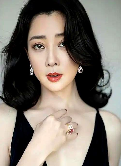 被男方当众甩脸子骂“戏子”，普通女生估计当场就崩溃了，但你知道殷桃是怎么霸气回击