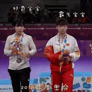 这张照片笑翻众人！2018年青奥会女单颁奖典礼的神图，直接给我笑岔气！莎莎站