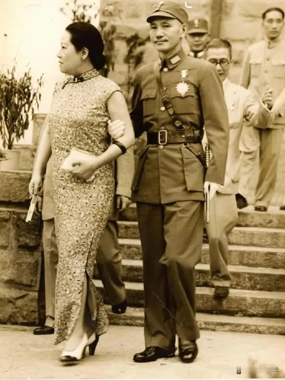 20世纪30年代，与宋霭龄一张难得的合影。照片里的宋霭龄身着旗袍，气场十足。