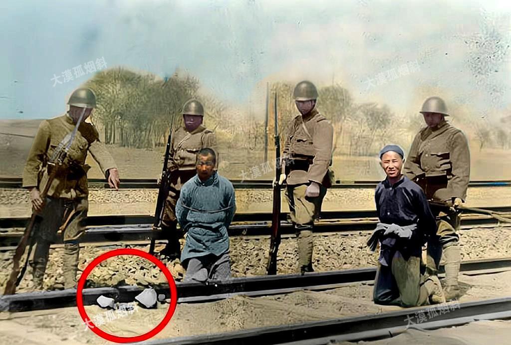 1942年，两名游击队员破坏津浦铁路时被日军抓获。这是日军记者拍摄的“作案”现场