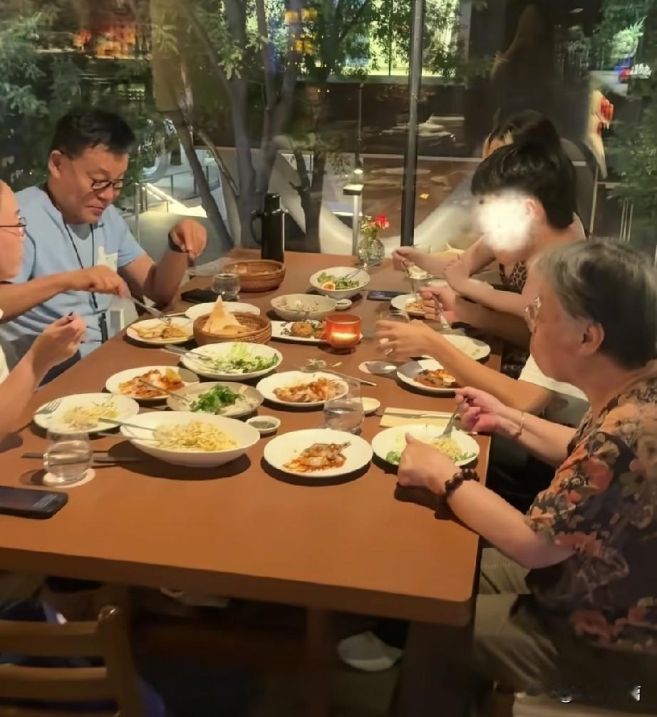 被打码的是李国庆的儿子吗？这是李国庆和张丹红的中秋团圆宴，有老人，有孩子，其