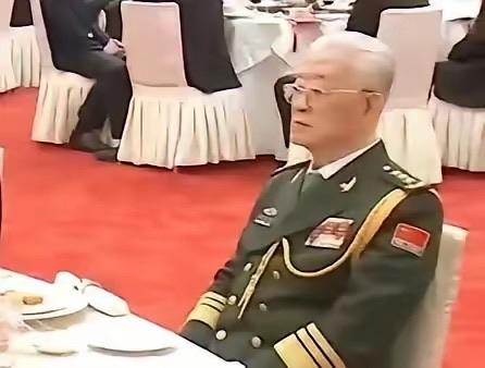 老上将近照，国庆77周年招待会上的原中国人民解放军总政治部主任。老将军今年已95