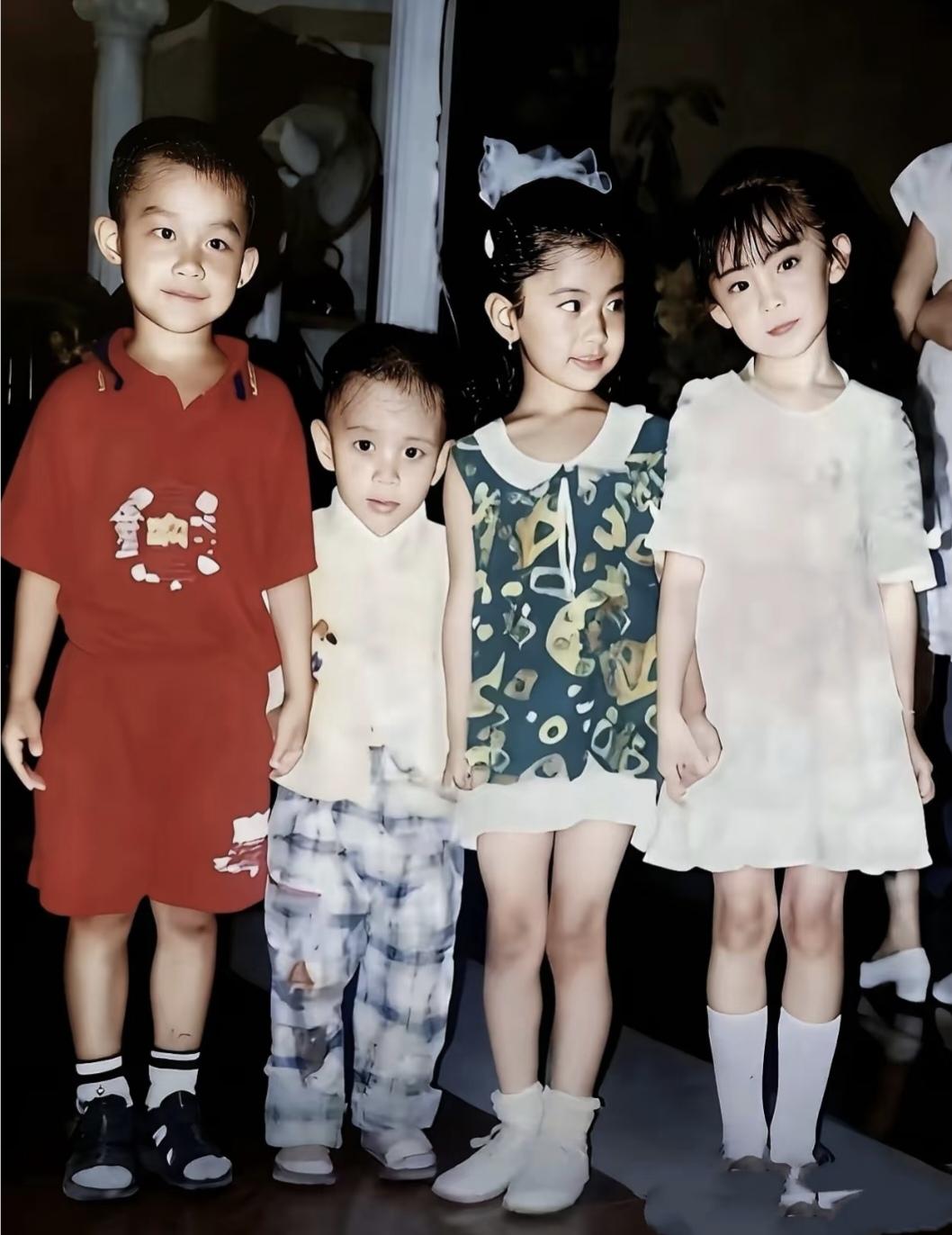 四位小朋友很可爱啊，其中有一位小美女长大后成了璀璨明星人物。她就是东方不败林青霞