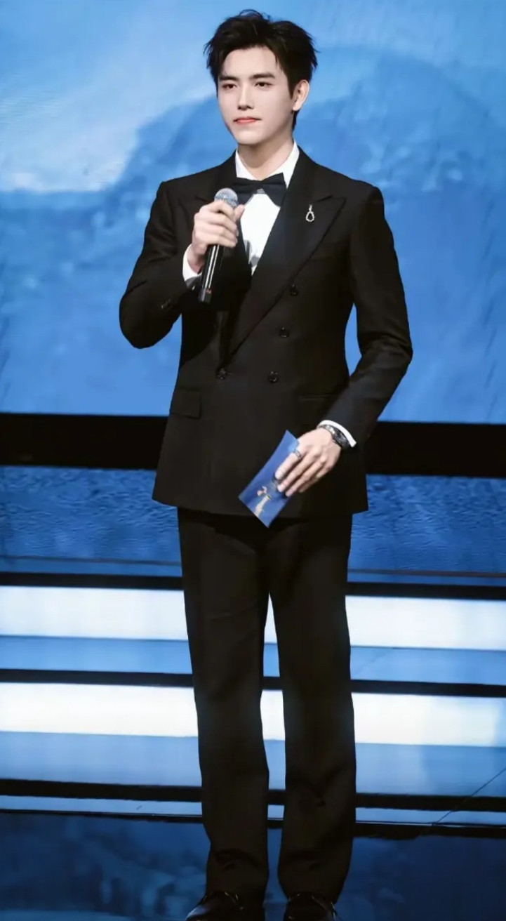 陈飞宇，25岁，身高188Cm，出生于美国，中国内地男演员，毕业于北京电影学院，