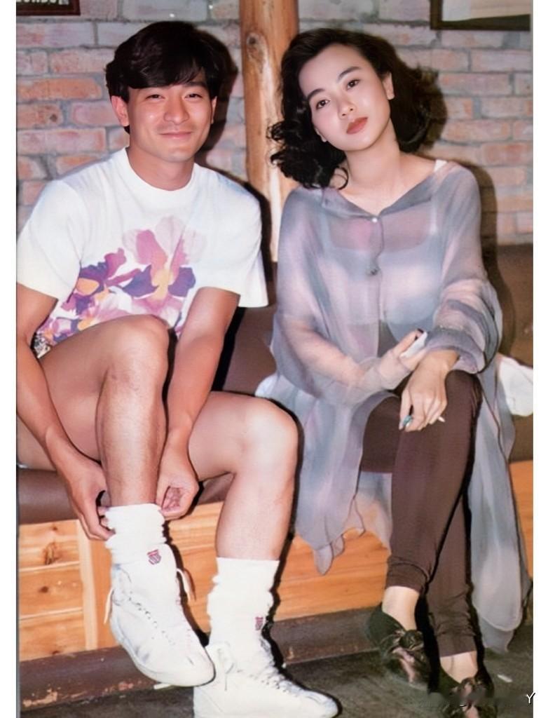 这是27岁的刘德华与一位女子的合影老照片，拍摄于1988年。照片中的刘德华穿着时