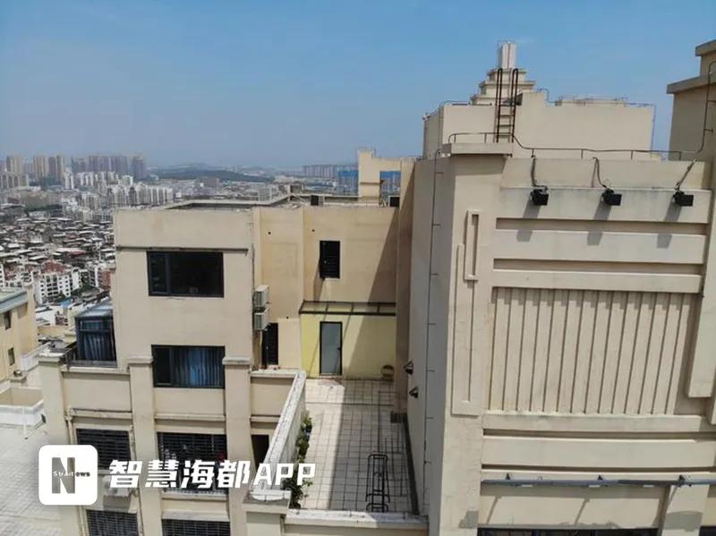 “离了个大谱！”2024年8月，福建泉州，某小区的顶楼住户私自将楼顶的公共天台变