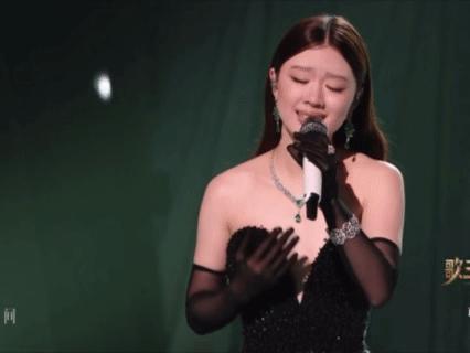 单依纯星空眼妆单依纯眼妆好闪我真的狠狠被单依纯今晚歌王之战的妆造迷住🤩原来眼