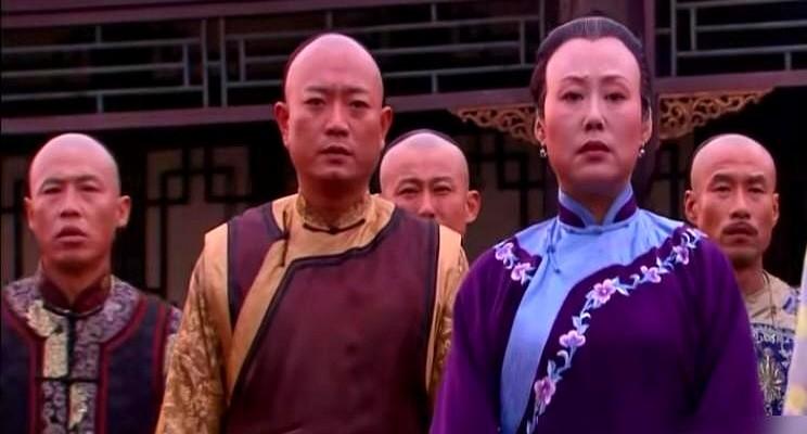 重看《大宅门》才发现，白景琦的主角光环，都是他哥给的。全家下大狱，人心惶惶，