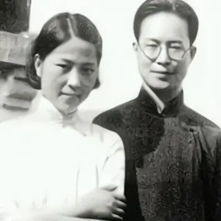 1949年，沈从文喝下煤油割腕自尽，被救下后，他想拉妻子的手，妻子却甩开。后来他