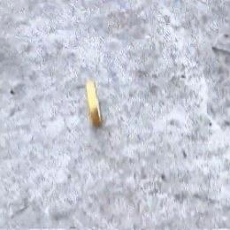 前阵子浙江有个姑娘的视频笑坏了好多人，她发现老公之前送的金镯子摸起来手感不太对，