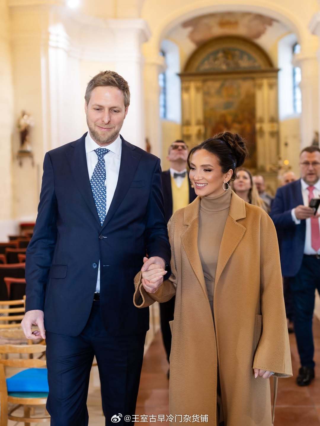 王室王室阿尔巴尼亚王室莱卡王子夫妇探望杰拉尔丁王后的家族墓地，还种下一棵橡树。