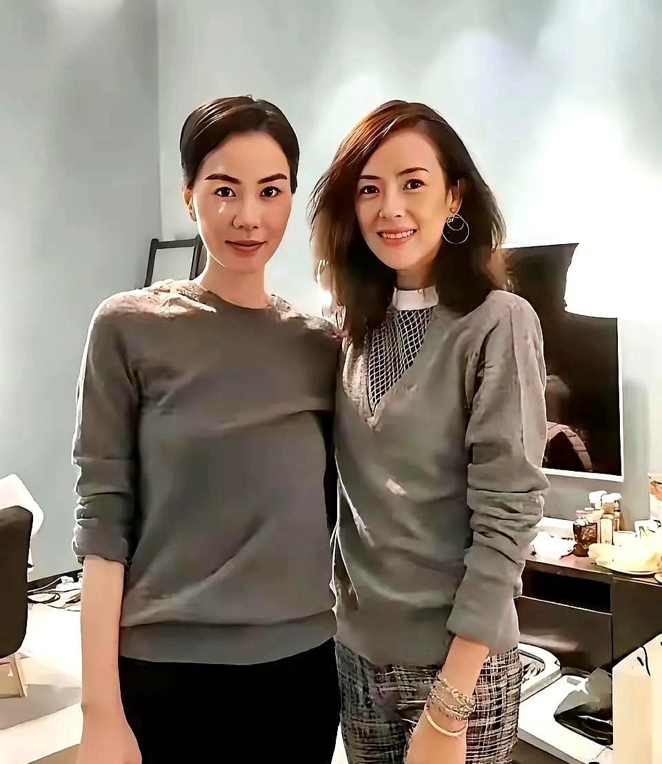 王菲没换头，也没换活法，头发短了，人更松了。谢霆锋在旁边，俩人像老茶配旧壶，不