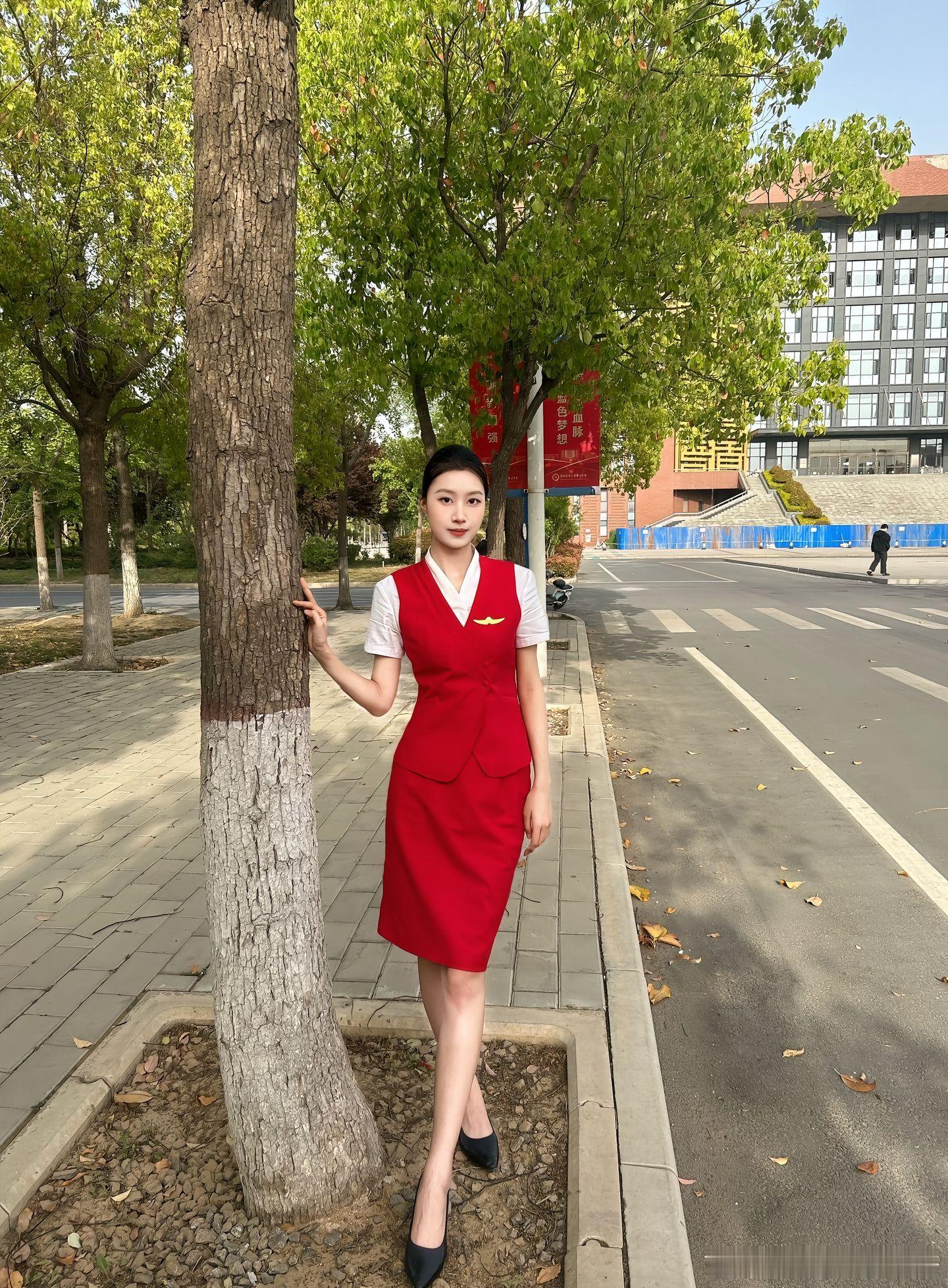 空乘专业小姐姐，丝袜高跟搭配红色制服，气质果然不一般～​​​